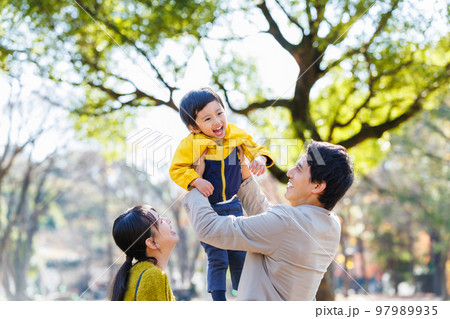公園で過ごす幸せな家族イメージ 97989935