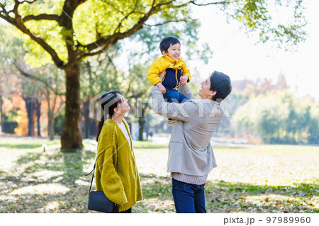 公園で過ごす幸せな家族イメージ 97989960