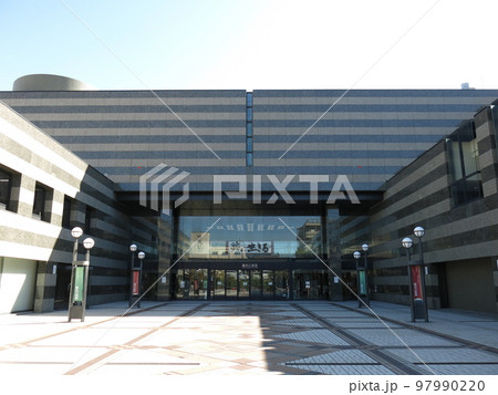 鎌倉芸術館（正面入口・前庭） 97990220