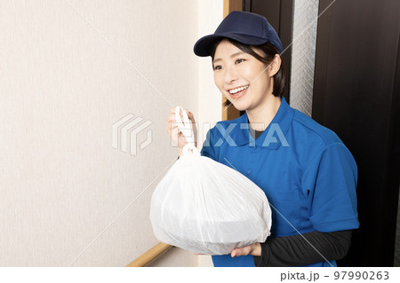 宅配弁当を届ける女性 宅配弁当を届ける女性 97990263