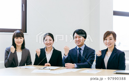 オフィスにいる男女の会社員・ビジネスマン・ビジネスウーマン（笑顔・ガッツポーズ） 97990388