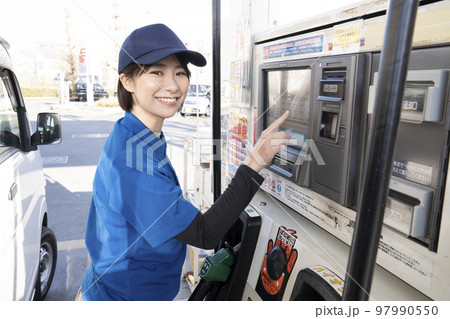 セルフガソリンスタンドで給油する女性 セルフガソリンスタンドで給油する女性 97990550