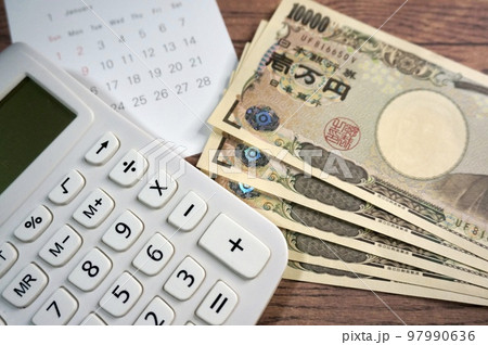 一万円札とカレンダーと電卓 97990636