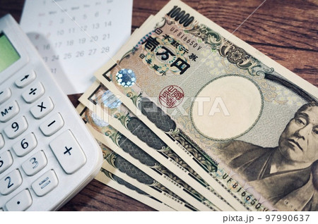 一万円札とカレンダーと電卓 一万円札とカレンダーと電卓 97990637