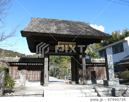 鎌倉市の龍宝寺(山門) 鎌倉市の龍宝寺(山門) 97990736