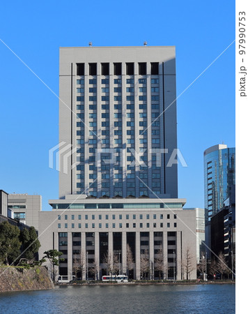 皇居外苑から見た丸の内ビル群　旧GHQ本部 97990753