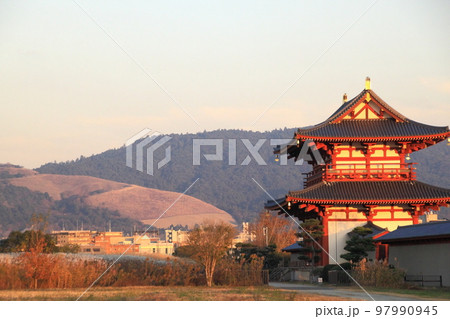 平城宮跡に復元された朱雀門での夕方の景色 97990945
