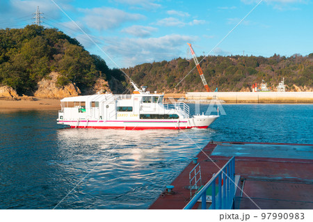 高島の桟橋を離れる笠岡港と真鍋島を結ぶ定期連絡船つむぎ3　岡山県笠岡市 97990983