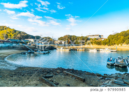 高島　黒土集落と冬の港の風景　岡山県笠岡市 97990985