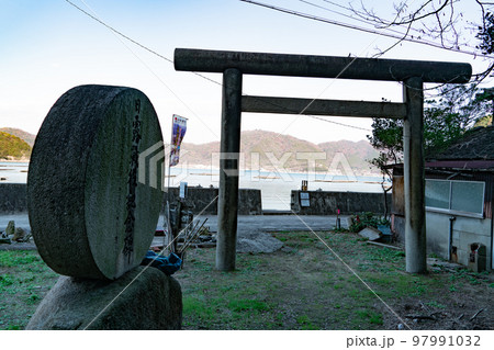 高島　王泊から高島行宮遺阯碑への入口に建つ鳥居　岡山県笠岡市 97991032