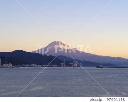 ＜静岡市清水＞清水港からみた朝焼けの富士山 97991158