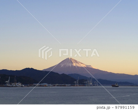 ＜静岡市清水＞清水港からみた朝焼けの富士山 97991159