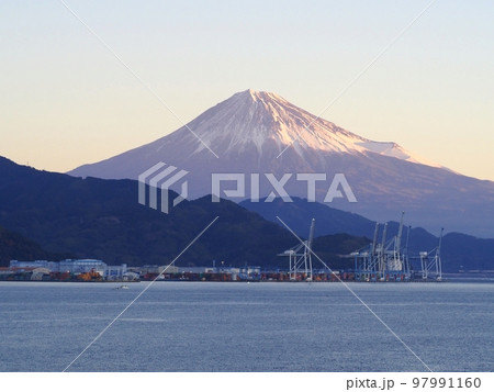 <静岡市清水>清水港からみた朝焼けの富士山 <静岡市清水>清水港からみた朝焼けの富士山 97991160