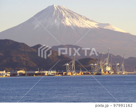 <静岡市清水>清水港からみた朝焼けの富士山 <静岡市清水>清水港からみた朝焼けの富士山 97991162
