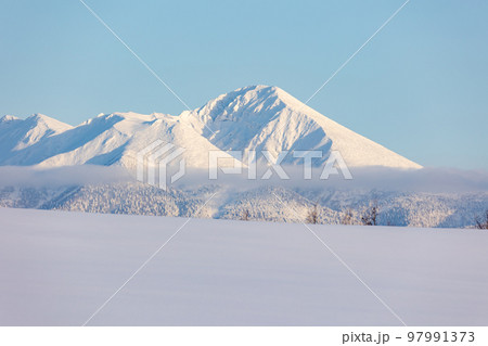 冬の十勝岳連邦 97991373