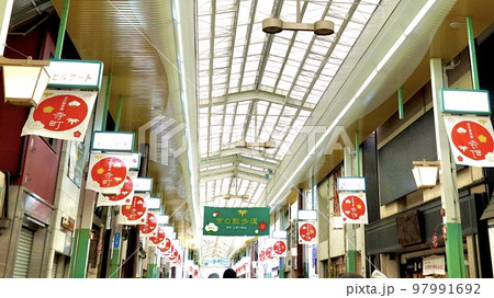 寺町専門店会の寺町三条側から見た商店街アーケード　京都市中京区 97991692