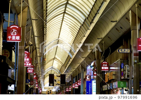 寺町京極商店街のアーケードで錦通りから四条通側の風景　京都市中京区 97991696