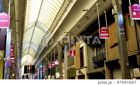 寺町京極商店街のアーケードで錦通りから四条通側の風景　京都市中京区 97991697