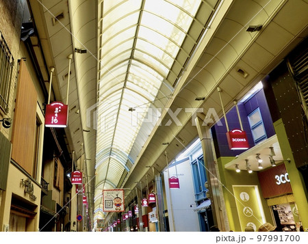 寺町京極商店街のアーケードで錦通りから四条通側の風景 京都市中京区 寺町京極商店街のアーケードで錦通りから四条通側の風景 京都市中京区 97991700