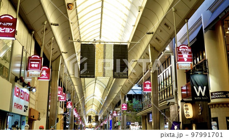 寺町京極商店街のアーケードで錦通りから四条通側の風景　京都市中京区 97991701