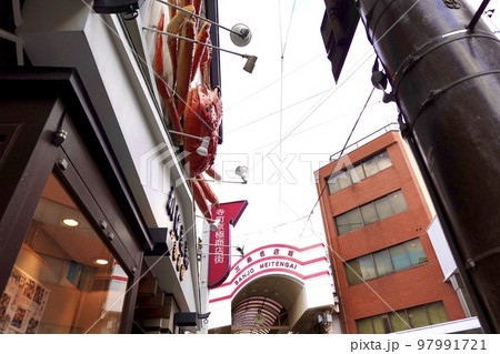 寺町三条から見たカニの看板と三条名店街のアーケードサイン　京都市中京区 97991721