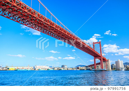 冬の若戸大橋と渡船場　福岡県北九州市 97991756