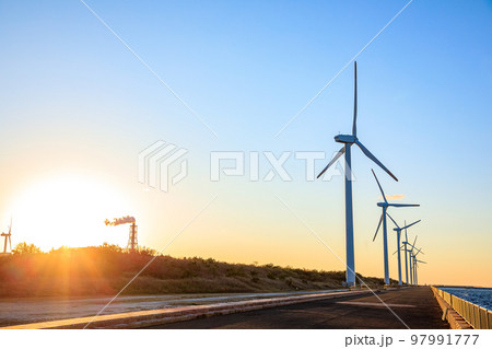 冬の響灘の風車と夕日　響灘北緑地公園　福岡県北九州市 97991777