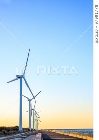 夕暮れ時の冬の響灘の風車　響灘北緑地公園　福岡県北九州市 97991778