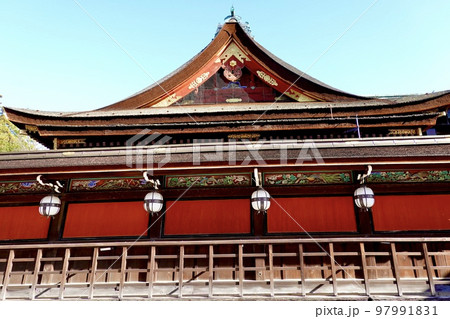 北野天満宮本殿を取り巻く透塀（すきべい）の極彩色彫刻と朱塗りが鮮やかな風景　京都市上京区 97991831