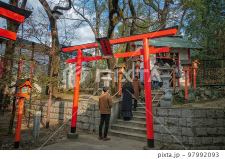 大阪府豊中市、服部住吉神社の住吉龍神社と参拝客が並ぶ風景 大阪府豊中市、服部住吉神社の住吉龍神社と参拝客が並ぶ風景 97992093