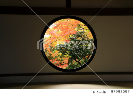 曹洞宗　源光庵の紅葉　「悟りの窓」 97992097
