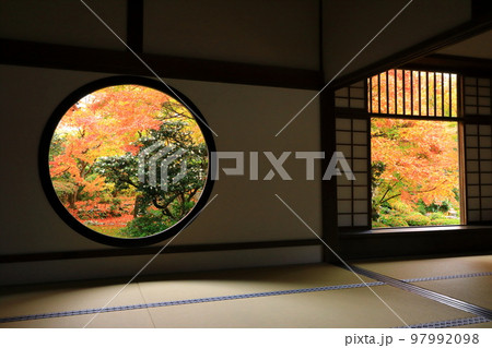 曹洞宗 源光庵の紅葉 悟りの窓」と「迷いの窓」 曹洞宗 源光庵の紅葉 悟りの窓」と「迷いの窓」 97992098