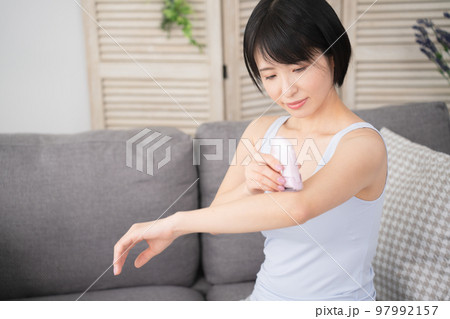腕のセルフ脱毛をする若い女性 美容イメージ 腕のセルフ脱毛をする若い女性 美容イメージ 97992157