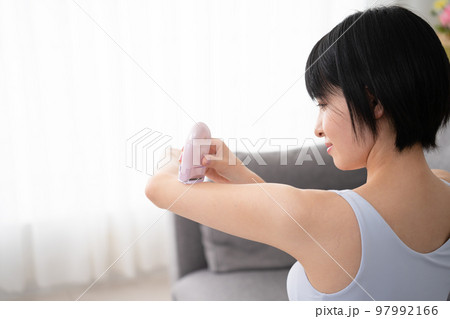 腕のセルフ脱毛をする若い女性 美容イメージ 腕のセルフ脱毛をする若い女性 美容イメージ 97992166