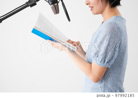 アフレコをする若い女性　声優イメージ 97992185