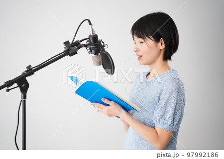アフレコをする若い女性 声優イメージ アフレコをする若い女性 声優イメージ 97992186