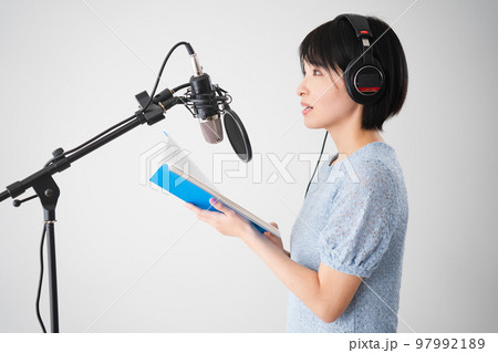 アフレコをする若い女性 ナレーターイメージ アフレコをする若い女性 ナレーターイメージ 97992189