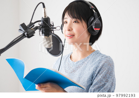 アフレコをする若い女性　ナレーターイメージ	 97992193
