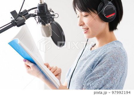 アフレコをする若い女性　ナレーターイメージ	 97992194