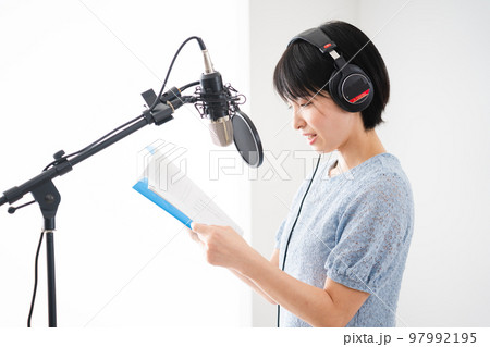アフレコをする若い女性 ナレーターイメージ アフレコをする若い女性 ナレーターイメージ 97992195
