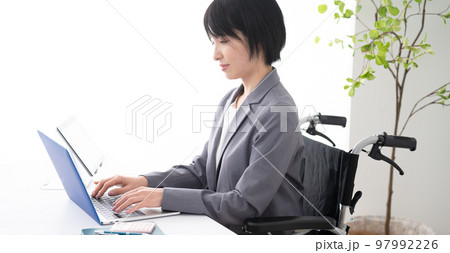 車椅子に座るビジネスウーマン 多様性社会イメージ 車椅子に座るビジネスウーマン 多様性社会イメージ 97992226
