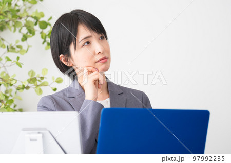 車椅子に座るビジネスウーマン 多様性社会イメージ 車椅子に座るビジネスウーマン 多様性社会イメージ 97992235