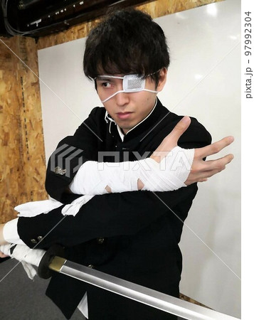 刀を交差させる中二病 97992304