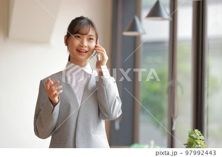 身振りを交え電話で話す若い女性_2 身振りを交え電話で話す若い女性_2 97992443