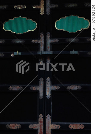 国宝日光東照宮・三神庫のひとつ下神庫の重厚な装飾扉 国宝日光東照宮・三神庫のひとつ下神庫の重厚な装飾扉 97992524