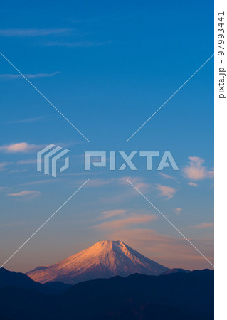 奥高尾から見る朝焼けの富士山 奥高尾から見る朝焼けの富士山 97993441