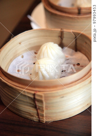 熱々でジューシーな小籠包 熱々でジューシーな小籠包 97993453
