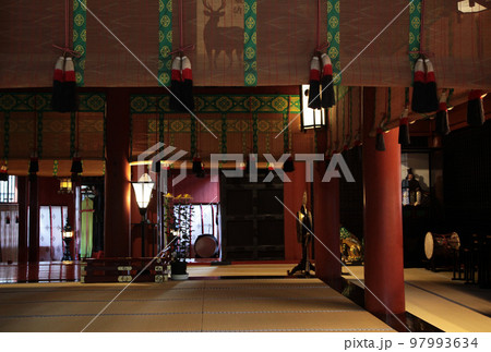 日光二荒山神社の神聖な静寂に包まれた拝殿 日光二荒山神社の神聖な静寂に包まれた拝殿 97993634
