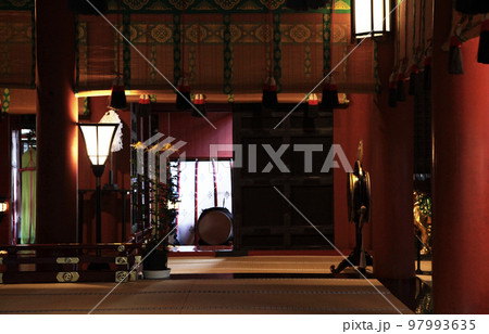 日光二荒山神社の神聖な静寂に包まれた拝殿 日光二荒山神社の神聖な静寂に包まれた拝殿 97993635