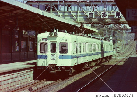 小田急・喜多見駅、成城学園前へ向かう上り勾配にさしかかる2400形各停、1976年3月21日撮影 小田急・喜多見駅、成城学園前へ向かう上り勾配にさしかかる2400形各停、1976年3月21日撮影 97993673